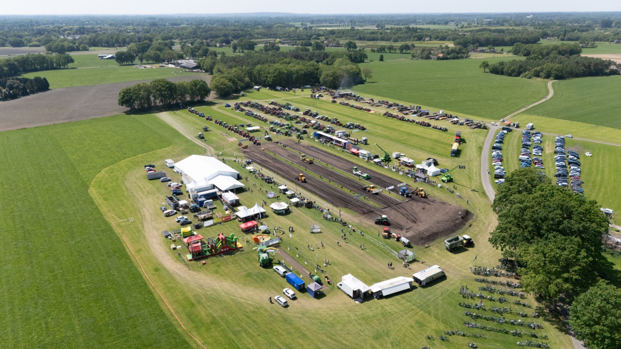 Luchtfoto van het terrein aan de Hogeveldweg tijdens de Trekkertrek