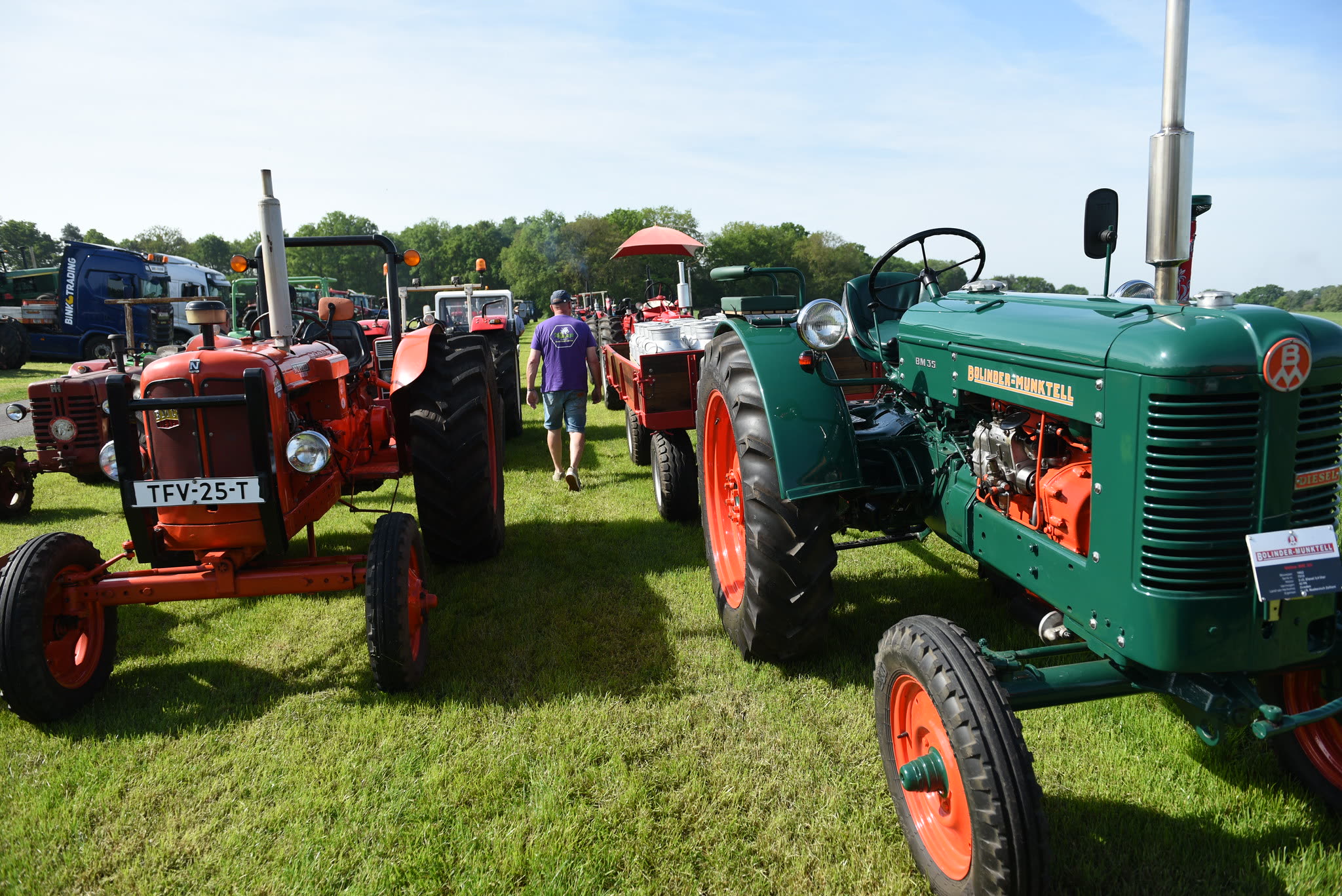 Oldtimer tractoren op het terrein